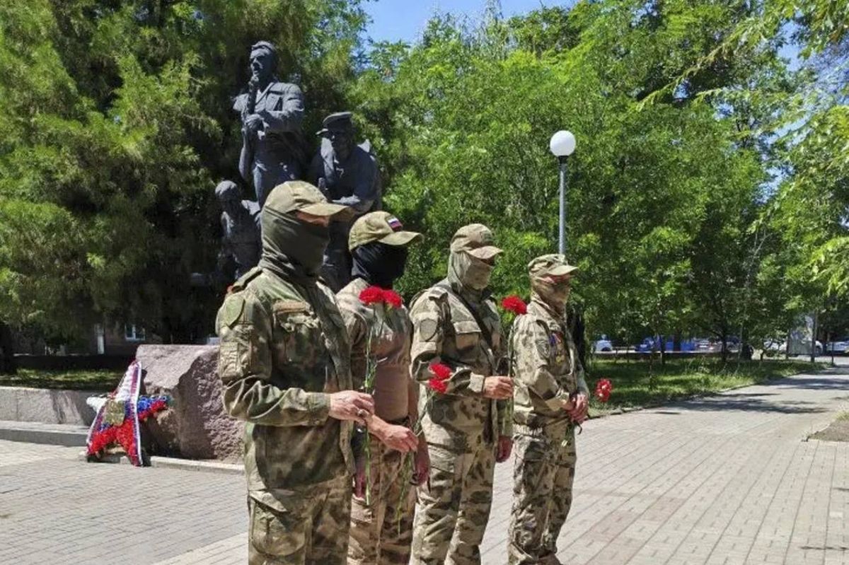 Сотрудники Росгвардии почтили память павших воинов-героев в Запорожской области Сотрудники Росгвардии почтили память павших воинов-героев в Запорожской области