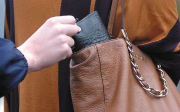 В Бердянске полицейские по горячим следам раскрыли кражу денежных средств
