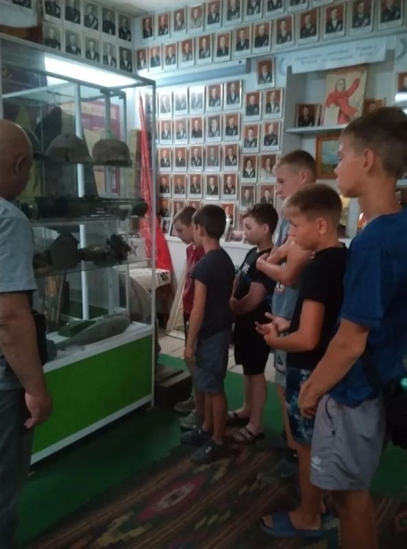 Юные боксёры посетили музей села Осипенко Юные боксёры посетили музей села Осипенко