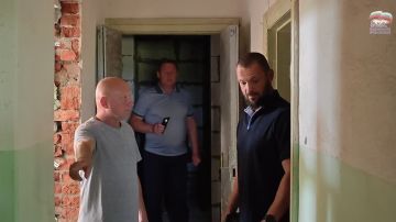 Глава округа посетил Дом культуры в Дмитровке