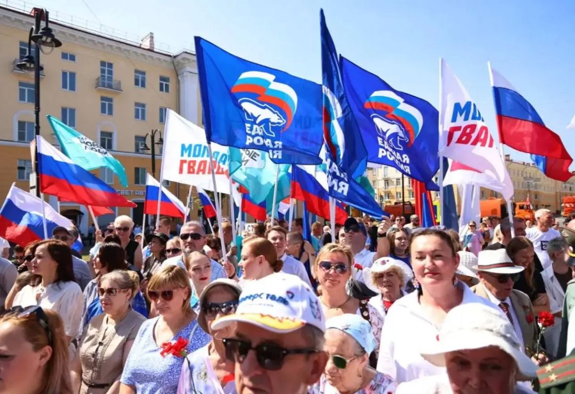 В День металлурга вместе с горожанами, общественниками и представителями разных политических партий открыли в Череповце памятник И.В.Сталину и И.П.Бардину В День металлурга вместе с горожанами, общественниками и представителями разных политических партий открыли в Череповце памятник И.В.Сталину и И.П.Бардину