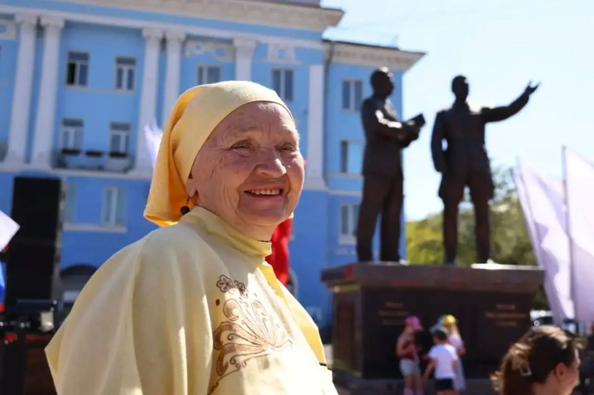 В День металлурга вместе с горожанами, общественниками и представителями разных политических партий открыли в Череповце памятник И.В.Сталину и И.П.Бардину В День металлурга вместе с горожанами, общественниками и представителями разных политических партий открыли в Череповце памятник И.В.Сталину и И.П.Бардину