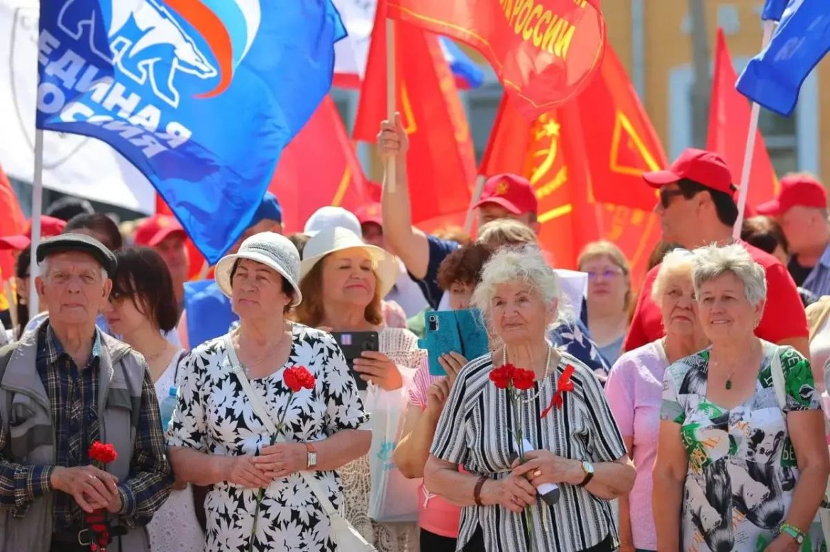 В День металлурга вместе с горожанами, общественниками и представителями разных политических партий открыли в Череповце памятник И.В.Сталину и И.П.Бардину В День металлурга вместе с горожанами, общественниками и представителями разных политических партий открыли в Череповце памятник И.В.Сталину и И.П.Бардину