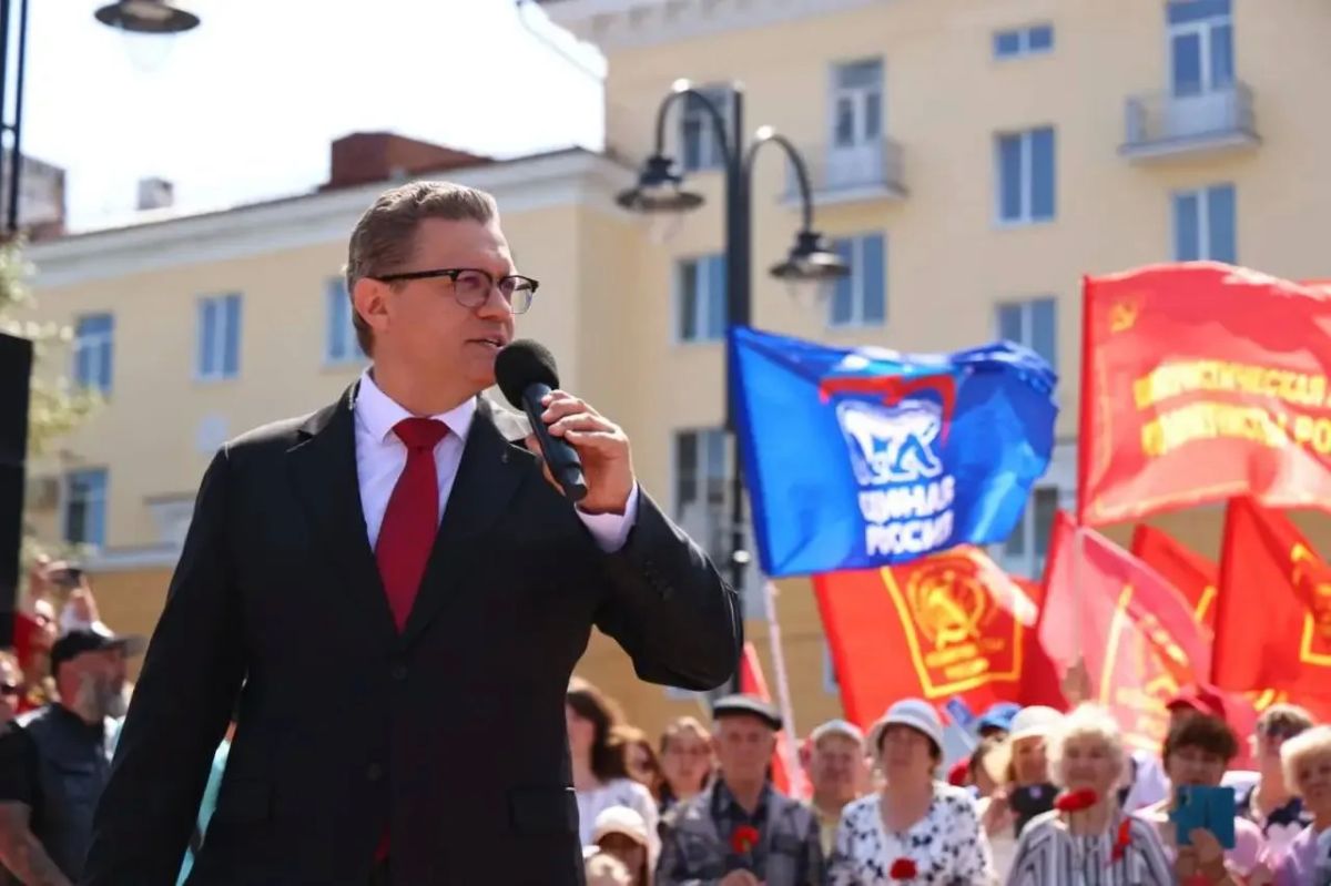 В День металлурга вместе с горожанами, общественниками и представителями разных политических партий открыли в Череповце памятник И.В.Сталину и И.П.Бардину В День металлурга вместе с горожанами, общественниками и представителями разных политических партий открыли в Череповце памятник И.В.Сталину и И.П.Бардину