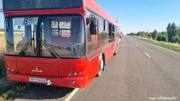 Автобус с сотрудниками железорудного комбината попал под удар ВСУ в Запорожской области — один человек погиб, двое в реанимации, сообщил губернатор Евгений Балицкий