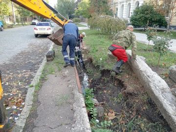 Сотрудники МБУ «Благоустройство Бердянска» наводят порядок на Горбатом мосту