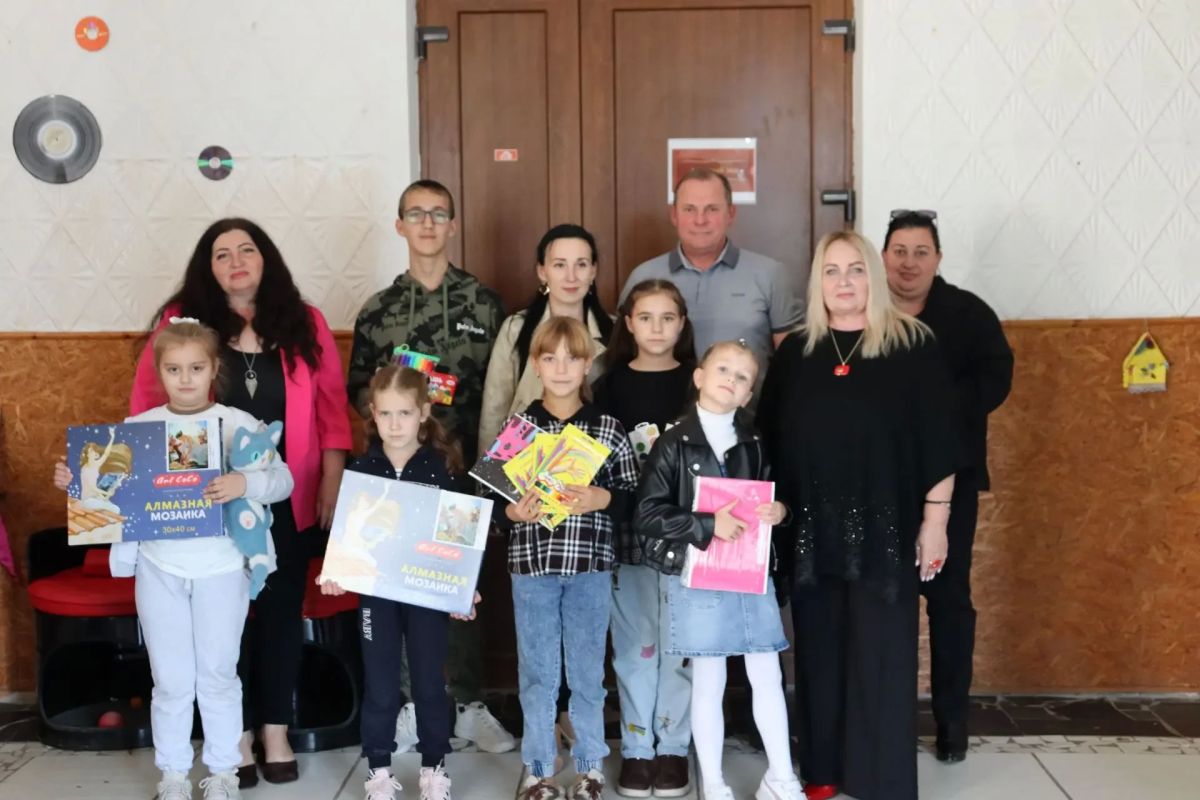 «Поддержка творчества и талантов»: в ДК села Азовское передали материалы для юных умельцев «Поддержка творчества и талантов»: в ДК села Азовское передали материалы для юных умельцев