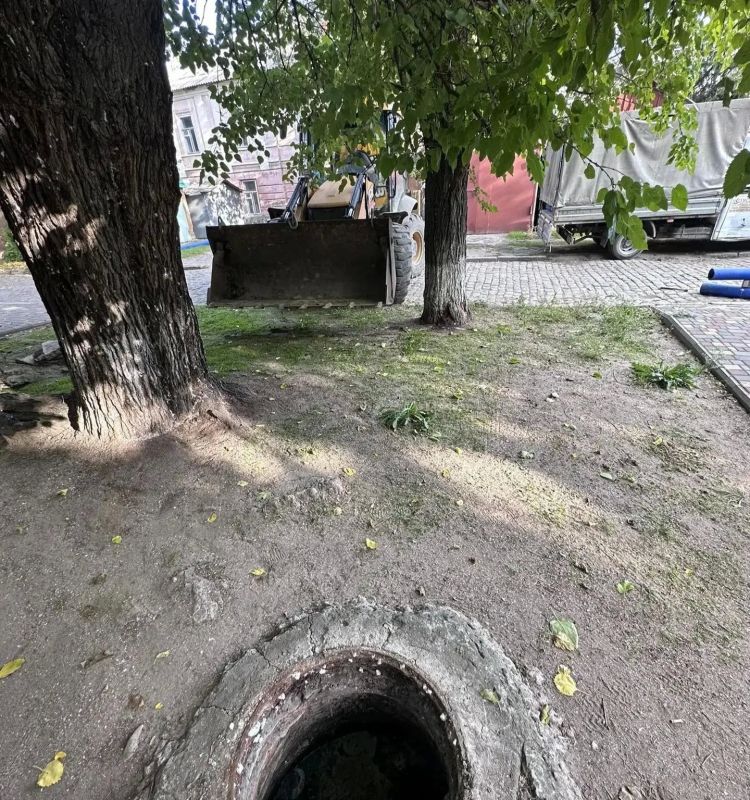 Шефы из Твери помогли решить проблему дома-музея им. П.П.Шмидта в Бердянске Шефы из Твери помогли решить проблему дома-музея им. П.П.Шмидта в Бердянске