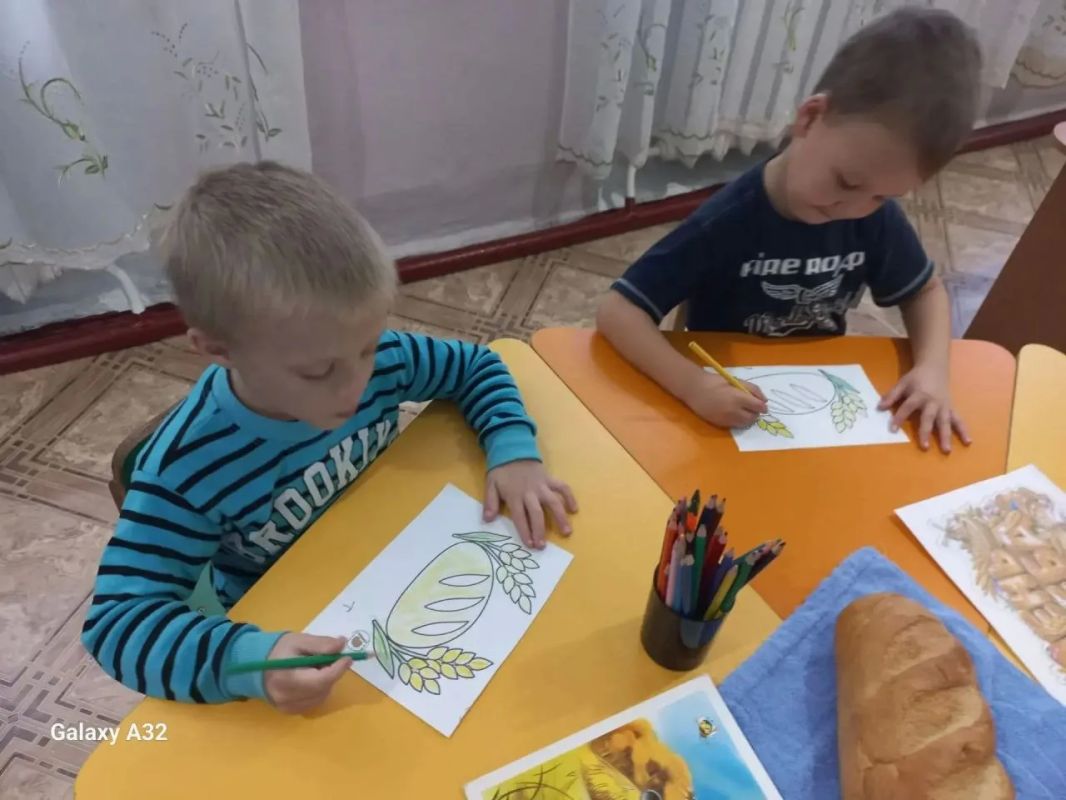От зёрнышка до булочки. В детском саду «Жемчужинка» села Азовское воспитанники познакомились с тем, как на нашем столе появляется хлеб От зёрнышка до булочки. В детском саду «Жемчужинка» села Азовское воспитанники познакомились с тем, как на нашем столе появляется хлеб