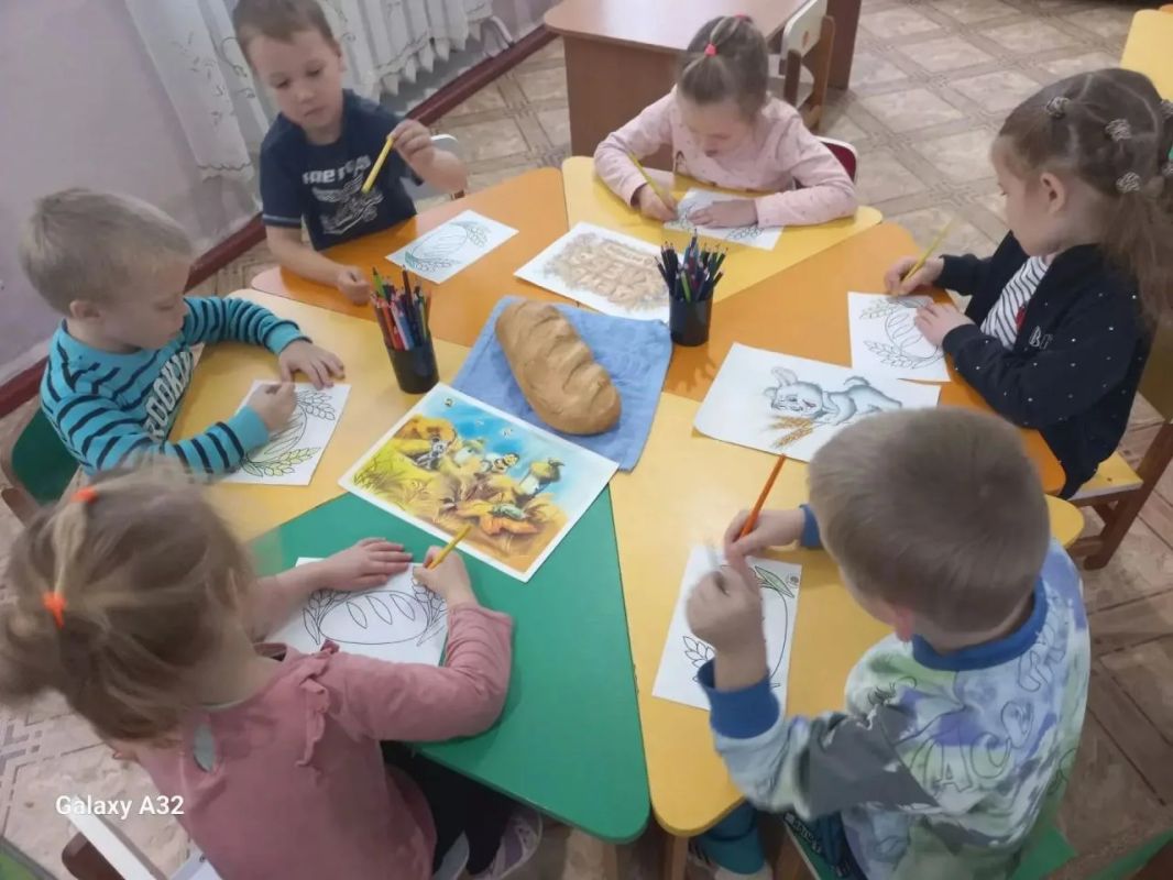 От зёрнышка до булочки. В детском саду «Жемчужинка» села Азовское воспитанники познакомились с тем, как на нашем столе появляется хлеб От зёрнышка до булочки. В детском саду «Жемчужинка» села Азовское воспитанники познакомились с тем, как на нашем столе появляется хлеб