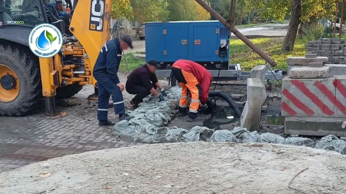 Специалисты филиала «Бердянское ПУВКХ» ГУП ЗО «Вода Запорожья» совместно с подрядной организацией провели комплекс работ по переподключению участка магистрального трубопровода диаметром 300 мм в г. Бердянске на улице Морозова Специалисты филиала «Бердянское ПУВКХ» ГУП ЗО «Вода Запорожья» совместно с подрядной организацией провели комплекс работ по переподключению участка магистрального трубопровода диаметром 300 мм в г. Бердянске на улице Морозова
